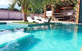 Casa com piscina e muita tranquilidade